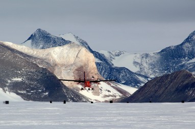 Union-glacier-2014-antartic-research-group - 3