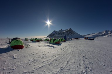 Union-glacier-2015-antartic-research-group - 30